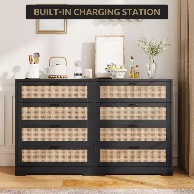 Comò a 4 Cassetti per Camera da Letto, Cassettiera Alta in Rattan con Prese di Corrente, Organizzatore Moderno in Legno con Maniglie in Metallo per Soggiorno, Armadio