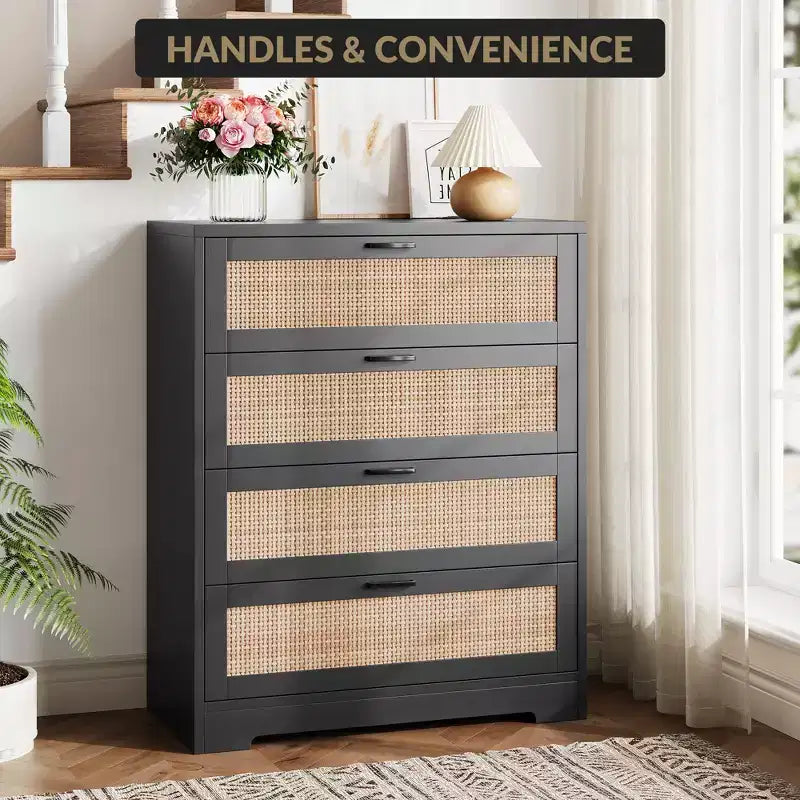 Comò a 4 Cassetti per Camera da Letto, Cassettiera Alta in Rattan con Prese di Corrente, Organizzatore Moderno in Legno con Maniglie in Metallo per Soggiorno, Armadio