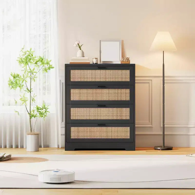Comò a 4 Cassetti per Camera da Letto, Cassettiera Alta in Rattan con Prese di Corrente, Organizzatore Moderno in Legno con Maniglie in Metallo per Soggiorno, Armadio