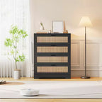 Comò a 4 Cassetti per Camera da Letto, Cassettiera Alta in Rattan con Prese di Corrente, Organizzatore Moderno in Legno con Maniglie in Metallo per Soggiorno, Armadio