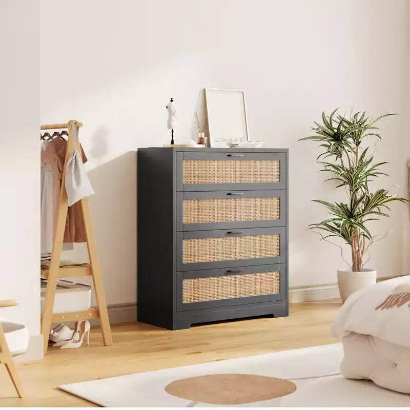 Comò a 4 Cassetti per Camera da Letto, Cassettiera Alta in Rattan con Prese di Corrente, Organizzatore Moderno in Legno con Maniglie in Metallo per Soggiorno, Armadio
